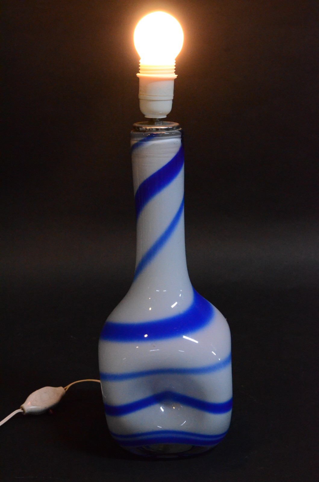 Abatjour de vidro decorativo na forma de vaso com mesclas azuis sobre... - foto 2 de 5