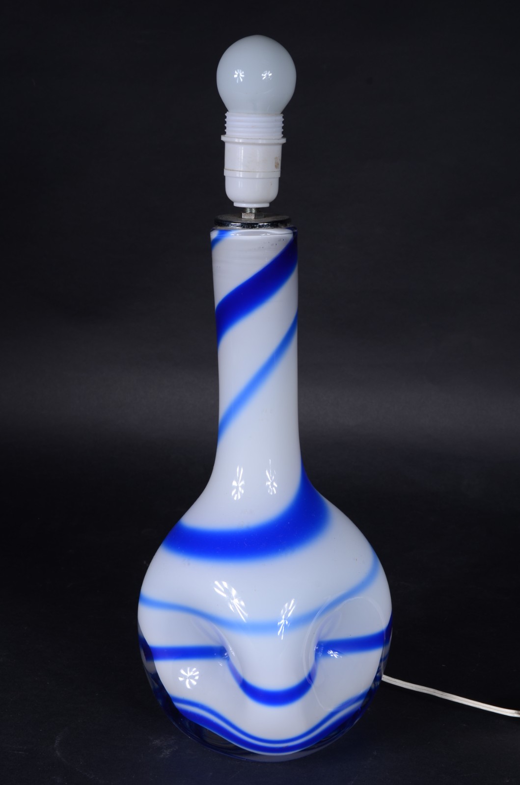 Abatjour de vidro decorativo na forma de vaso com mesclas azuis sobre... - foto 4 de 5