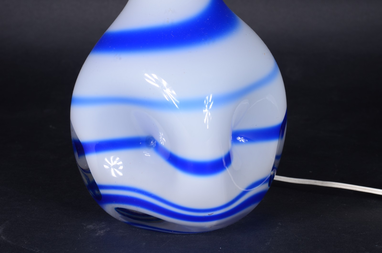 Abatjour de vidro decorativo na forma de vaso com mesclas azuis sobre... - foto 3 de 5