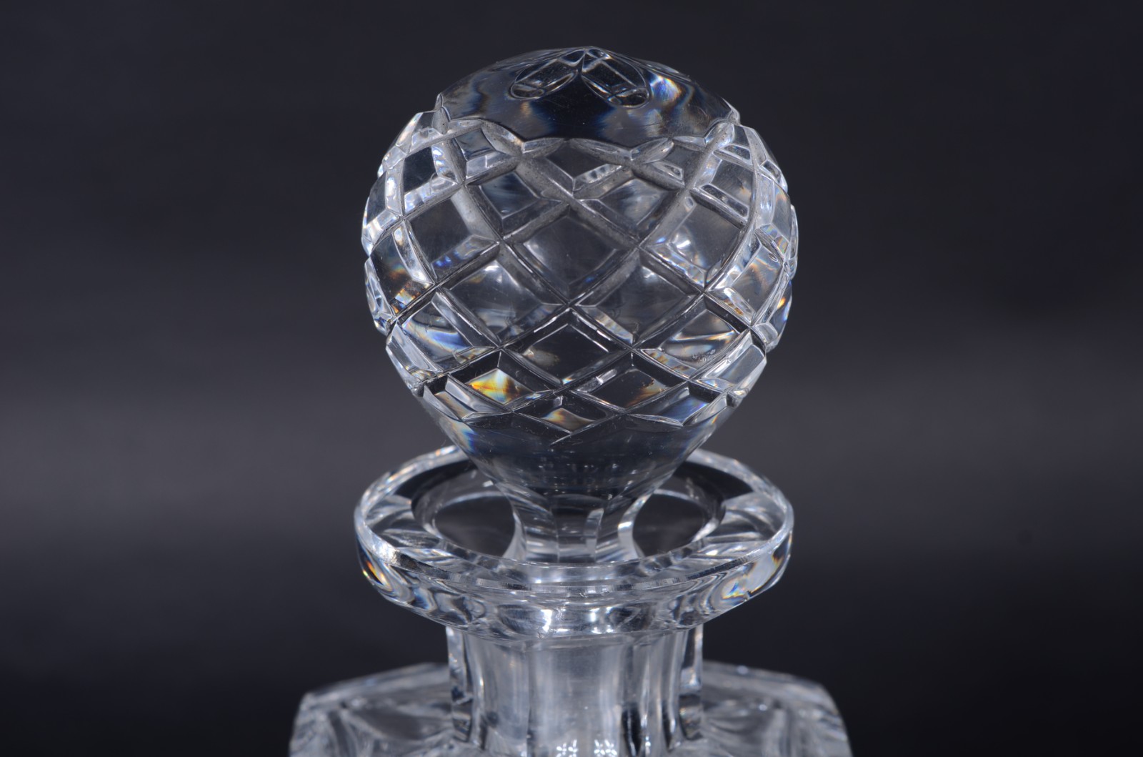 Garrafa de cristal tcheco lapidado. Mínimos bicados na base. - foto 4 de 11
