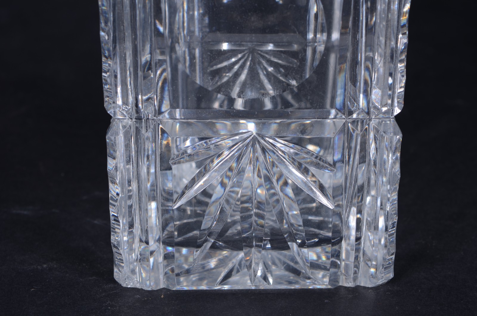 Garrafa de cristal tcheco lapidado. Mínimos bicados na base. - foto 5 de 11