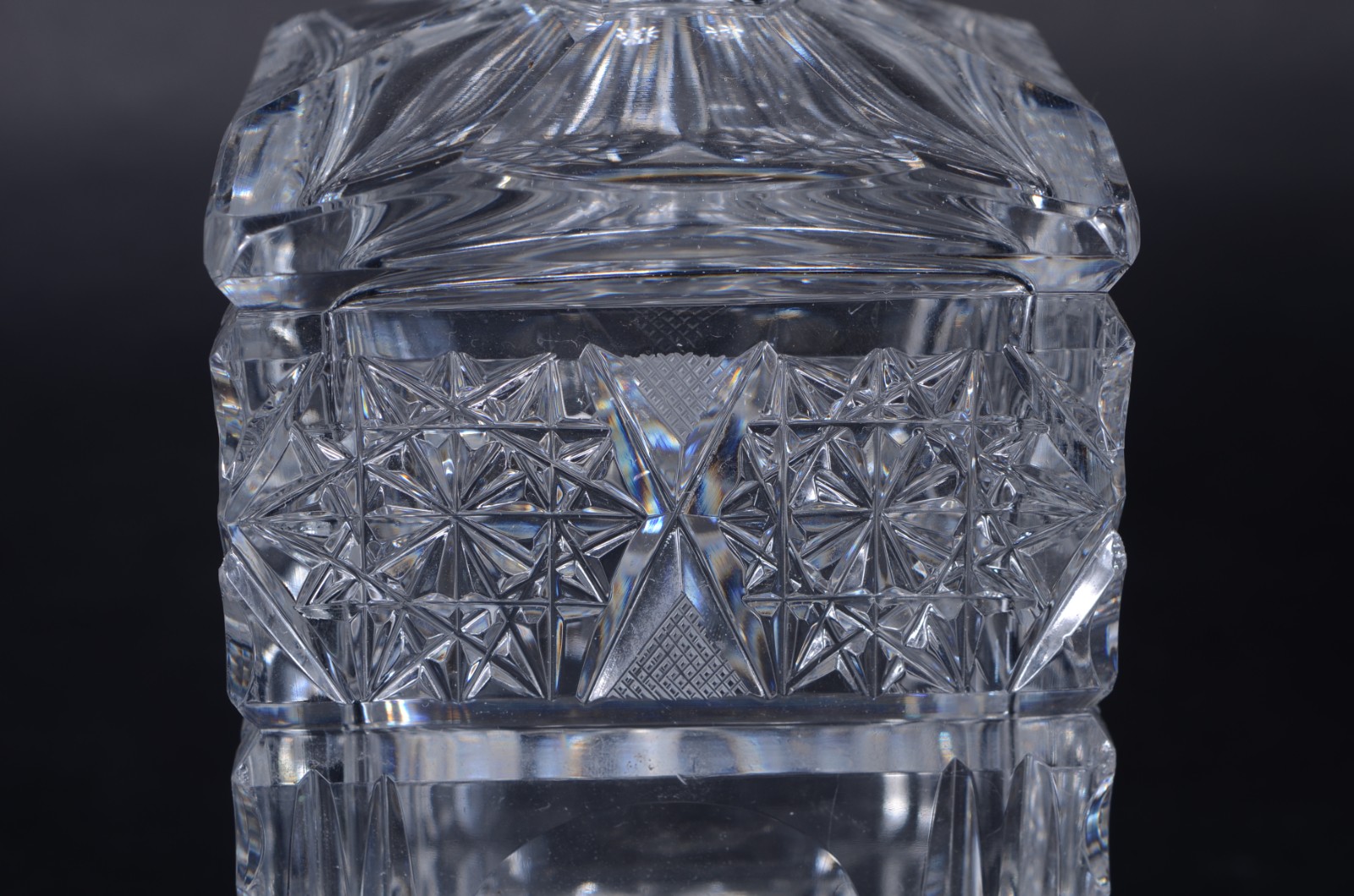 Garrafa de cristal tcheco lapidado. Mínimos bicados na base. - foto 6 de 11
