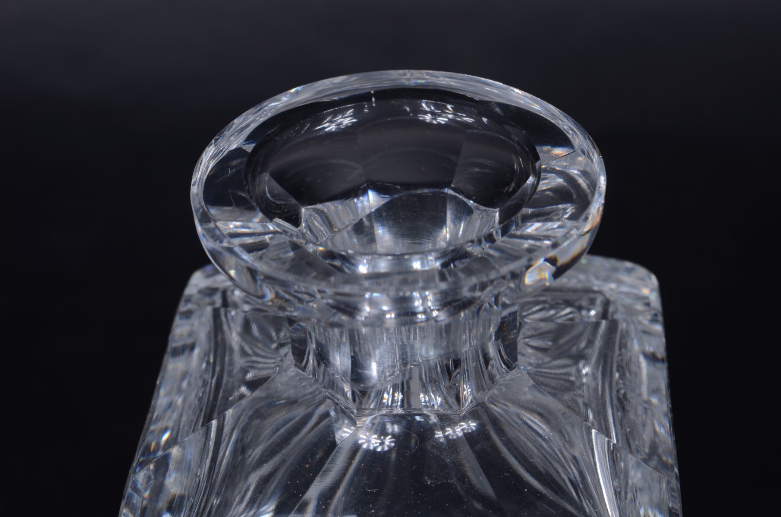 Garrafa de cristal tcheco lapidado. Mínimos bicados na base. - foto 7 de 11