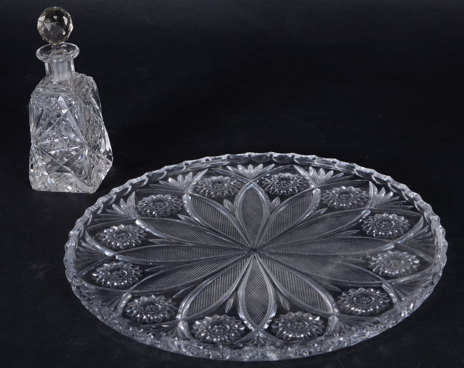Duas peças diversas de cristal, sendo perfumeiro e prato para... - foto 1 de 9