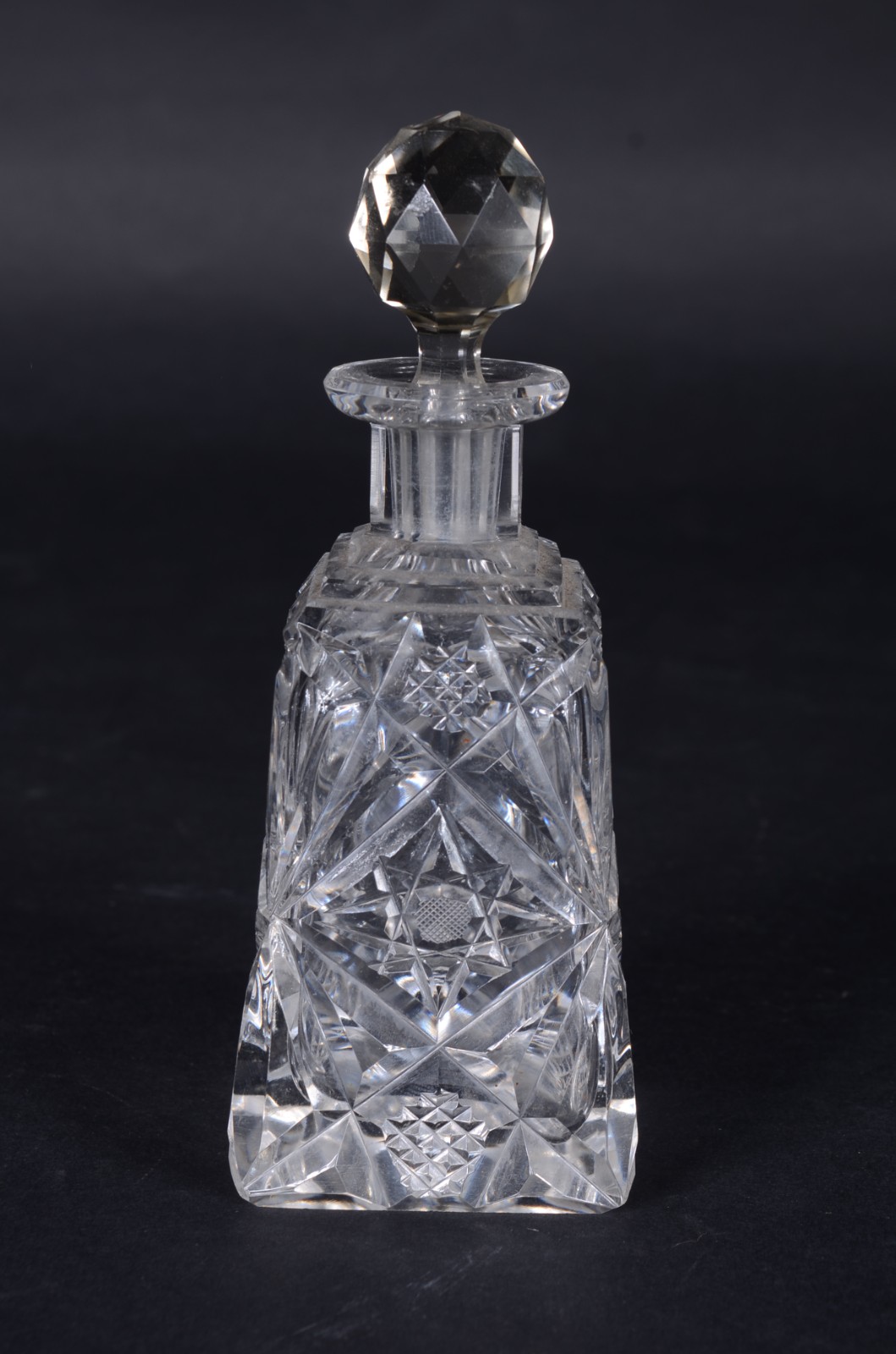 Duas peças diversas de cristal, sendo perfumeiro e prato para... - foto 3 de 9