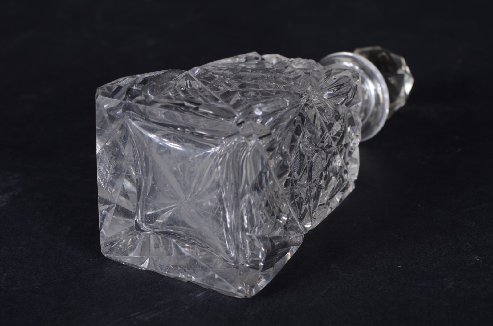 Duas peças diversas de cristal, sendo perfumeiro e prato para... - foto 4 de 9