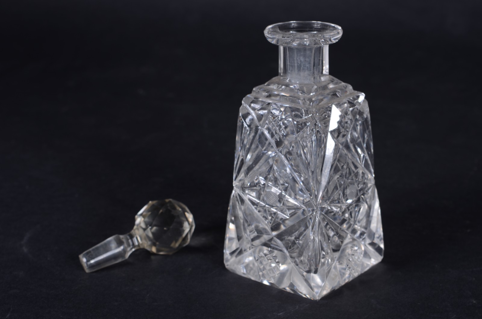Duas peças diversas de cristal, sendo perfumeiro e prato para... - foto 9 de 9