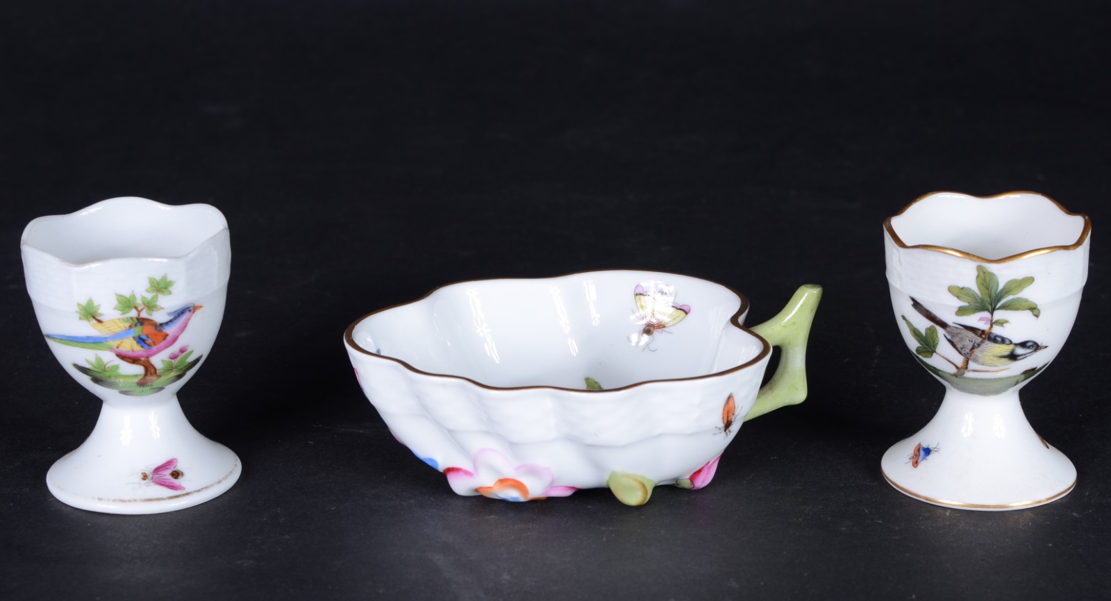 Três peças de porcelana Húngara Herend, sendo: um porta confeitos e... - foto 1 de 9
