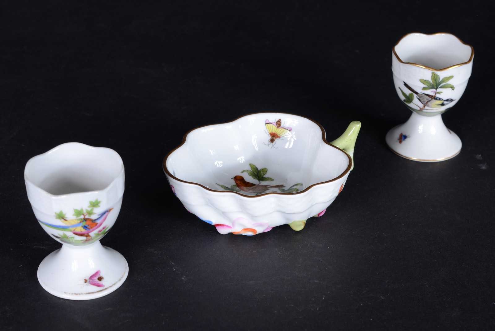 Três peças de porcelana Húngara Herend, sendo: um porta confeitos e... - foto 2 de 9