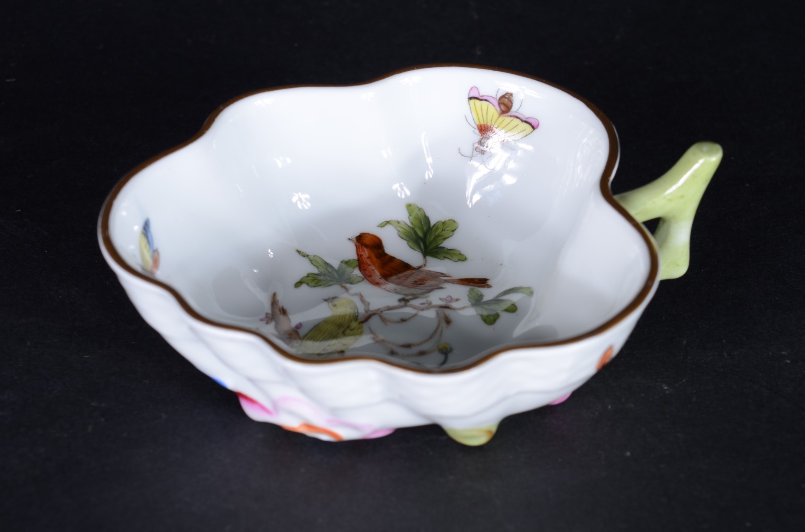 Três peças de porcelana Húngara Herend, sendo: um porta confeitos e... - foto 3 de 9