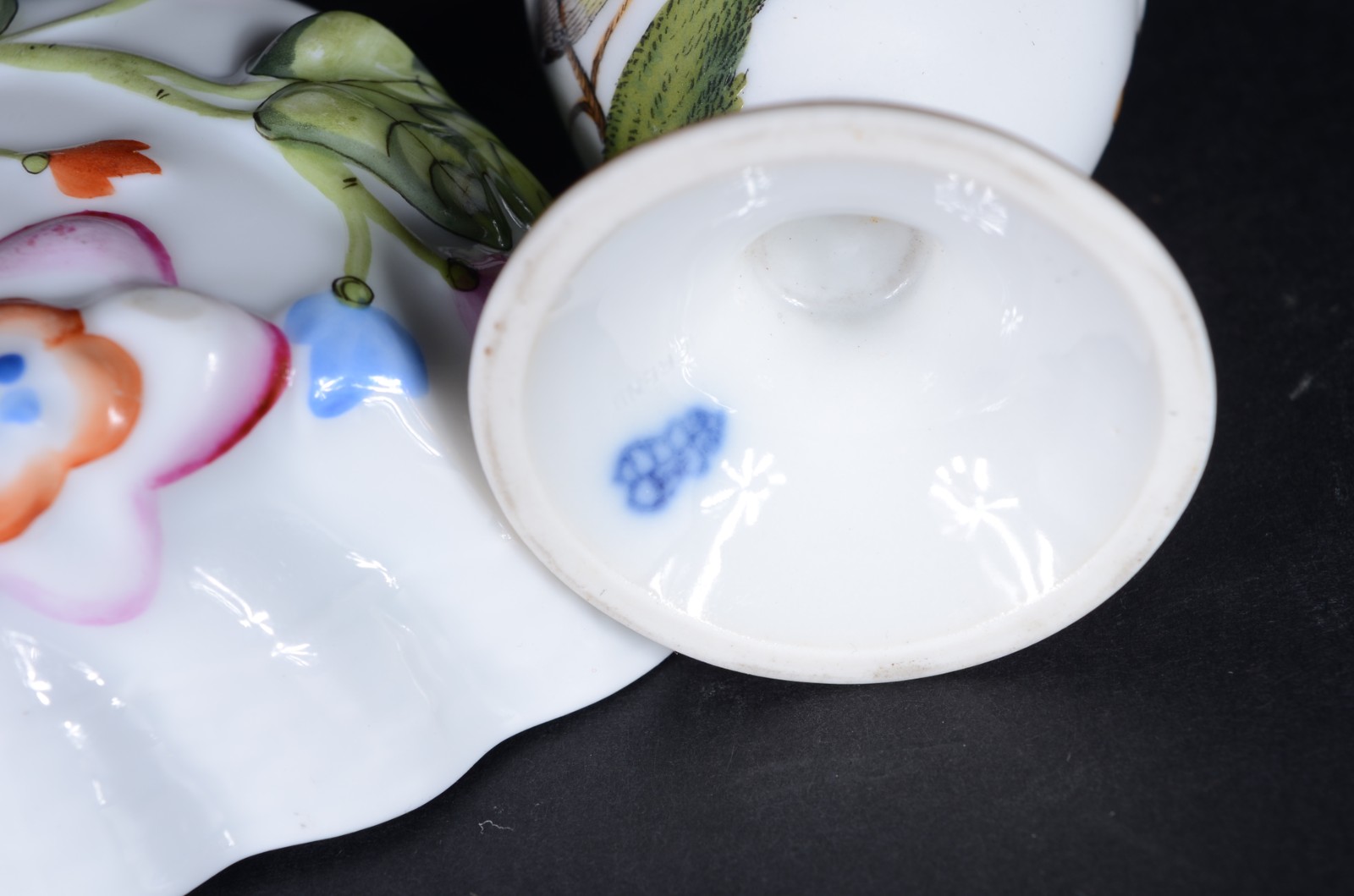Três peças de porcelana Húngara Herend, sendo: um porta confeitos e... - foto 7 de 9