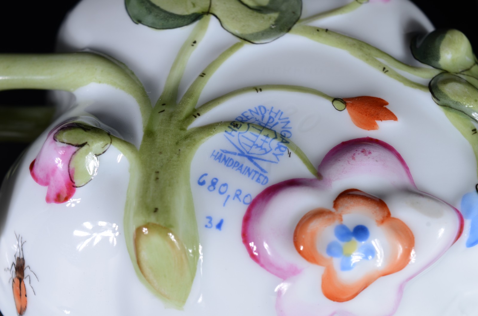 Três peças de porcelana Húngara Herend, sendo: um porta confeitos e... - foto 8 de 9