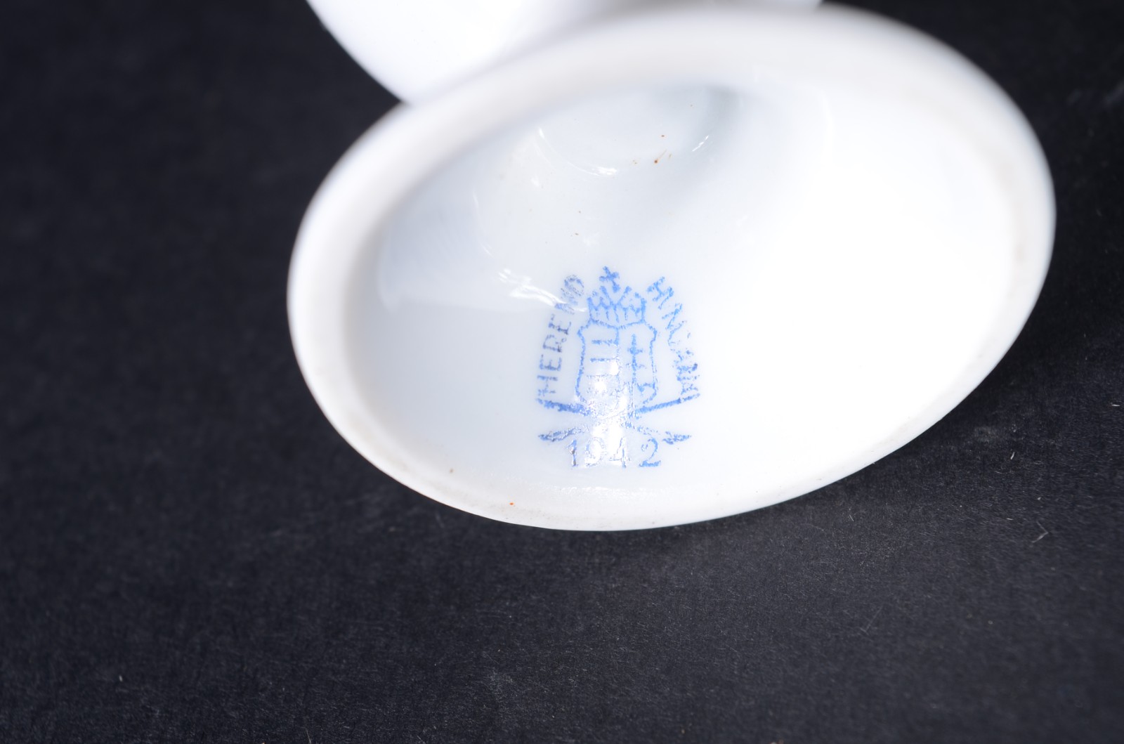 Três peças de porcelana Húngara Herend, sendo: um porta confeitos e... - foto 9 de 9