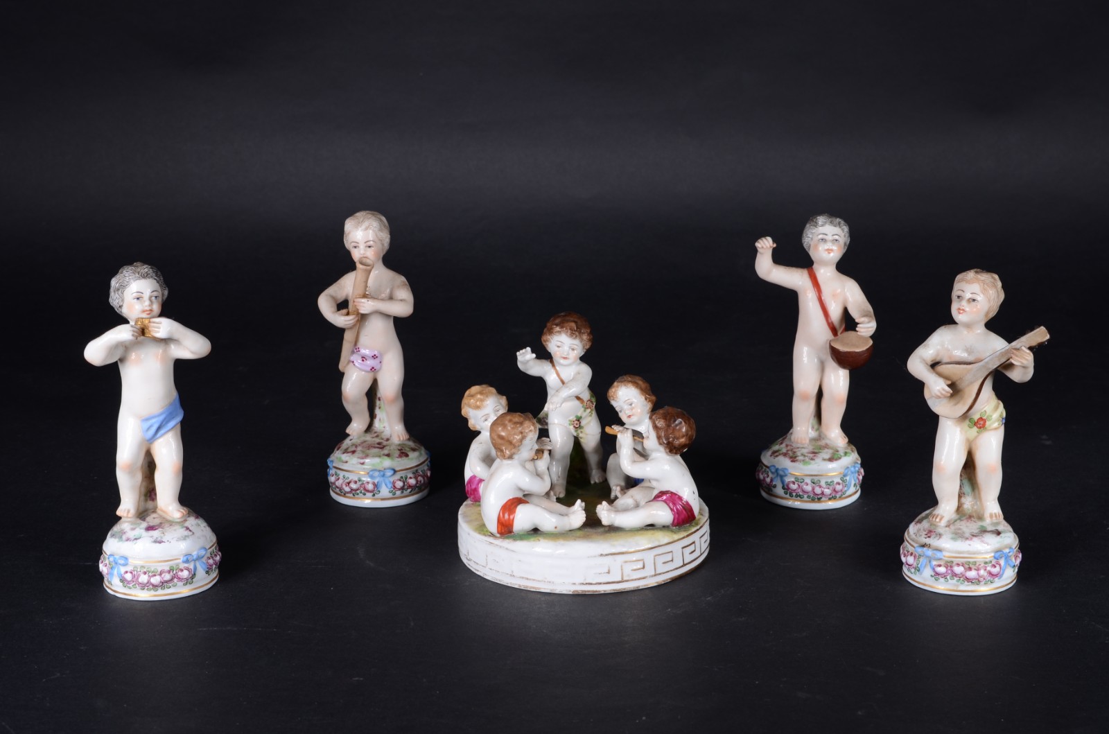 Quatro estatuetas de porcelana francesa de Sevrés representando anjos... - foto 1 de 11