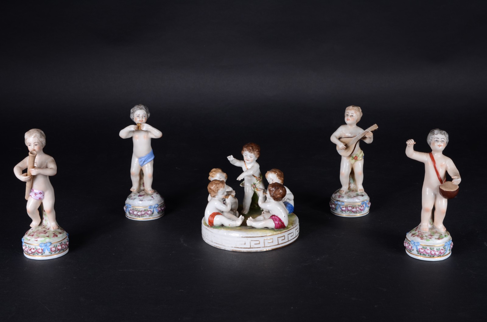 Quatro estatuetas de porcelana francesa de Sevrés representando anjos... - foto 2 de 11
