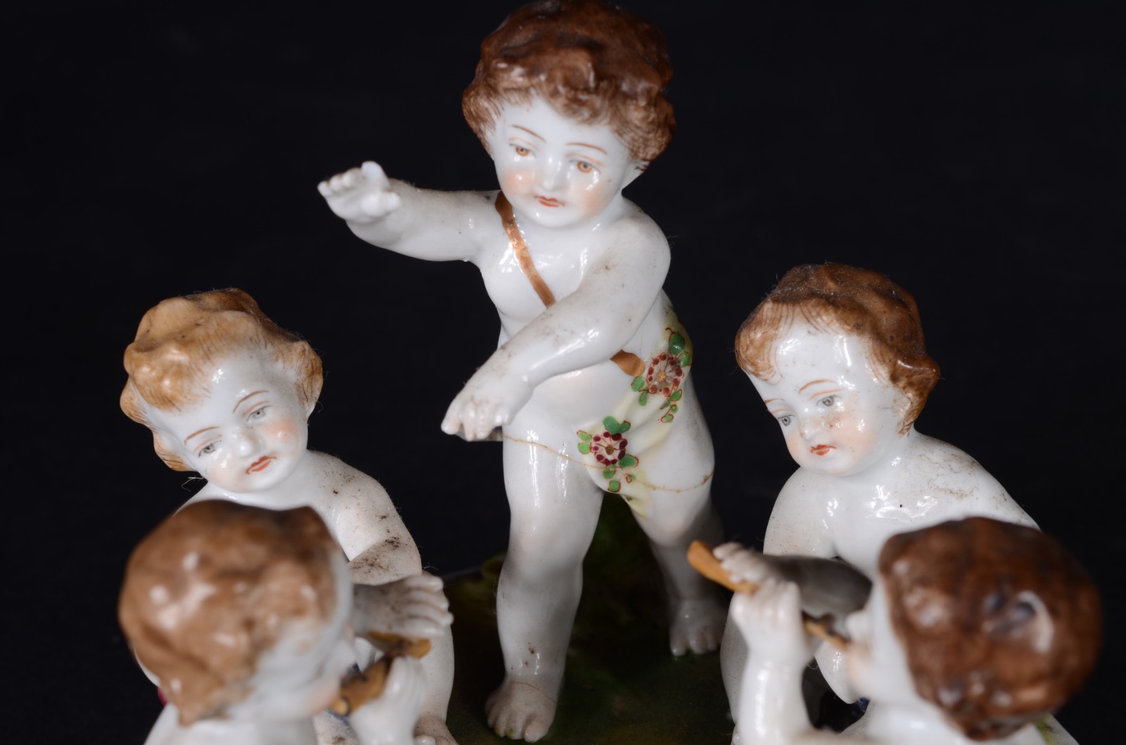 Quatro estatuetas de porcelana francesa de Sevrés representando anjos... - foto 4 de 11