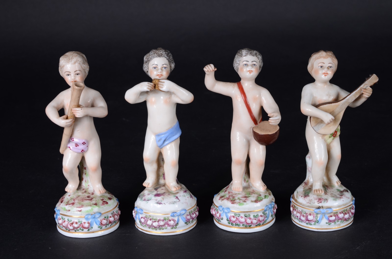 Quatro estatuetas de porcelana francesa de Sevrés representando anjos... - foto 5 de 11