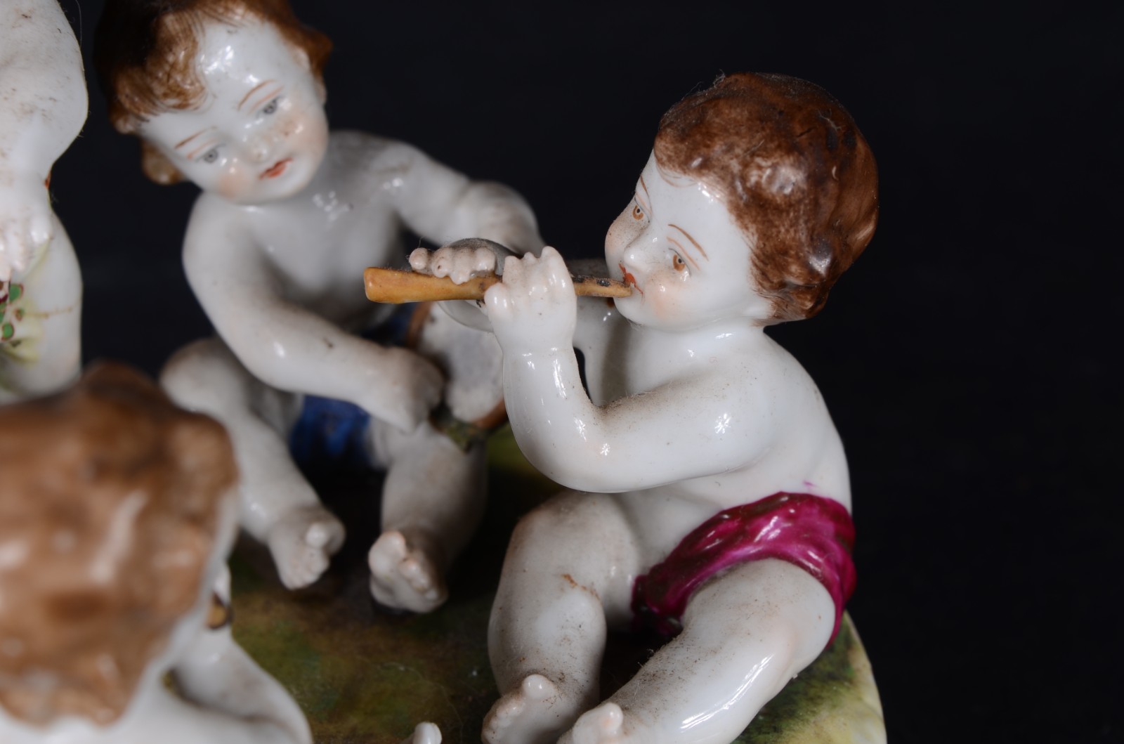 Quatro estatuetas de porcelana francesa de Sevrés representando anjos... - foto 6 de 11