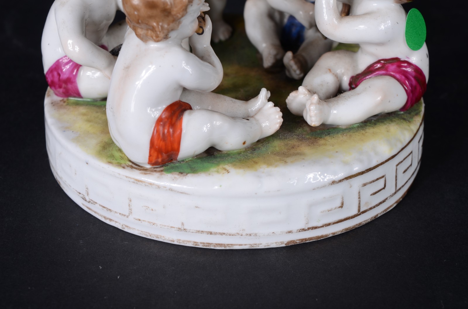 Quatro estatuetas de porcelana francesa de Sevrés representando anjos... - foto 7 de 11