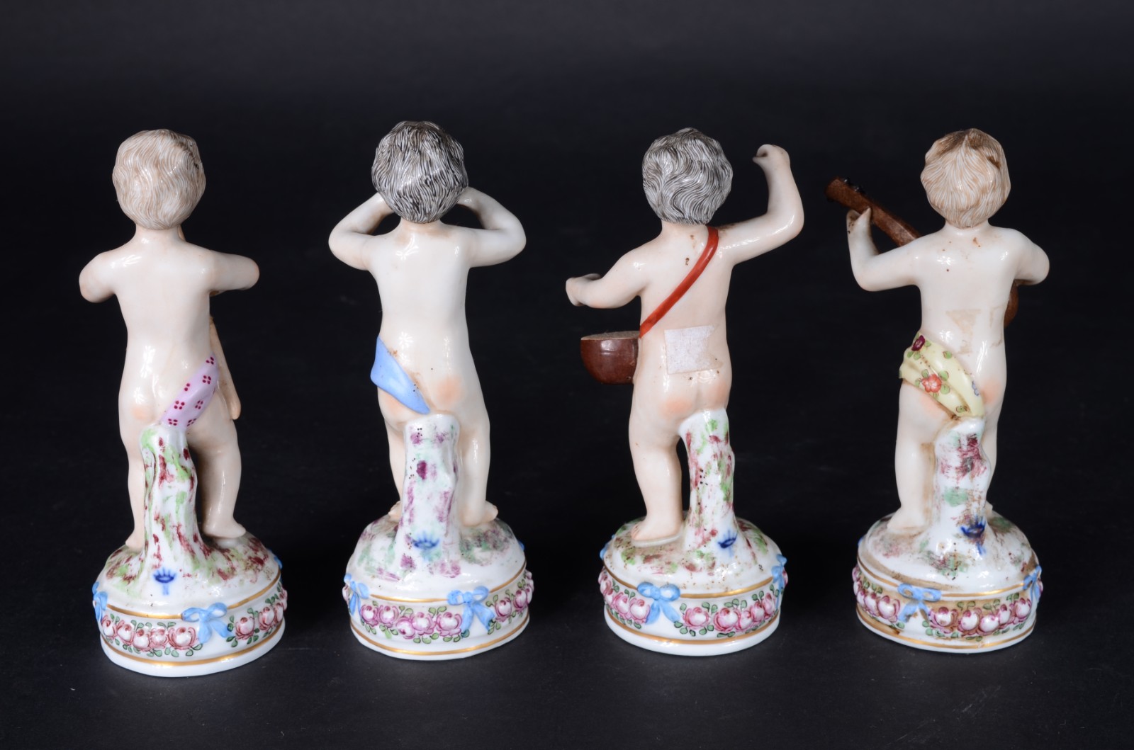 Quatro estatuetas de porcelana francesa de Sevrés representando anjos... - foto 8 de 11