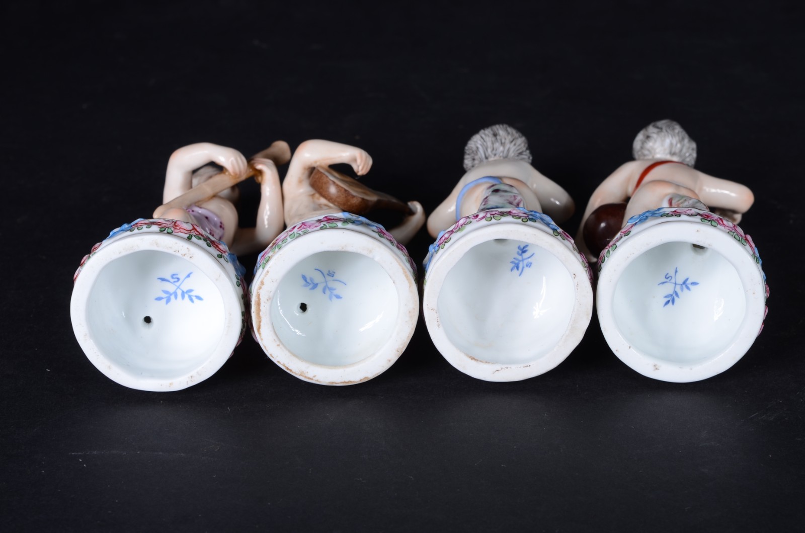 Quatro estatuetas de porcelana francesa de Sevrés representando anjos... - foto 9 de 11