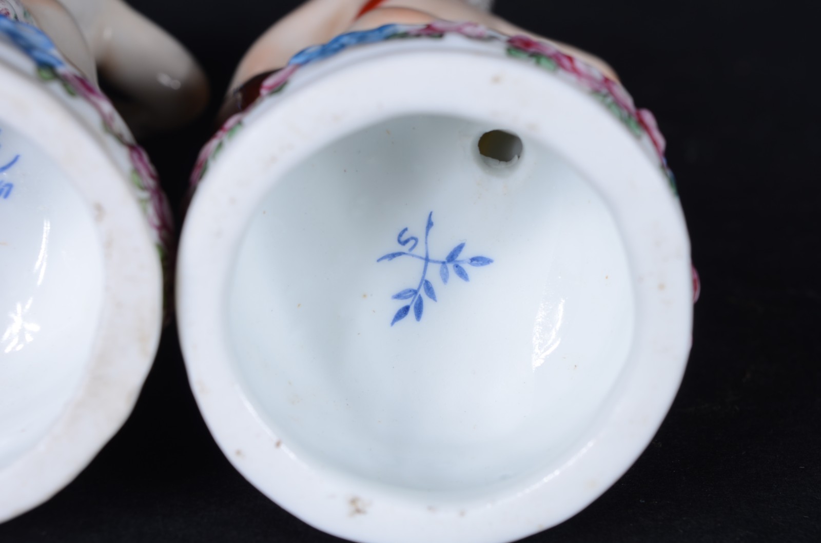 Quatro estatuetas de porcelana francesa de Sevrés representando anjos... - foto 10 de 11