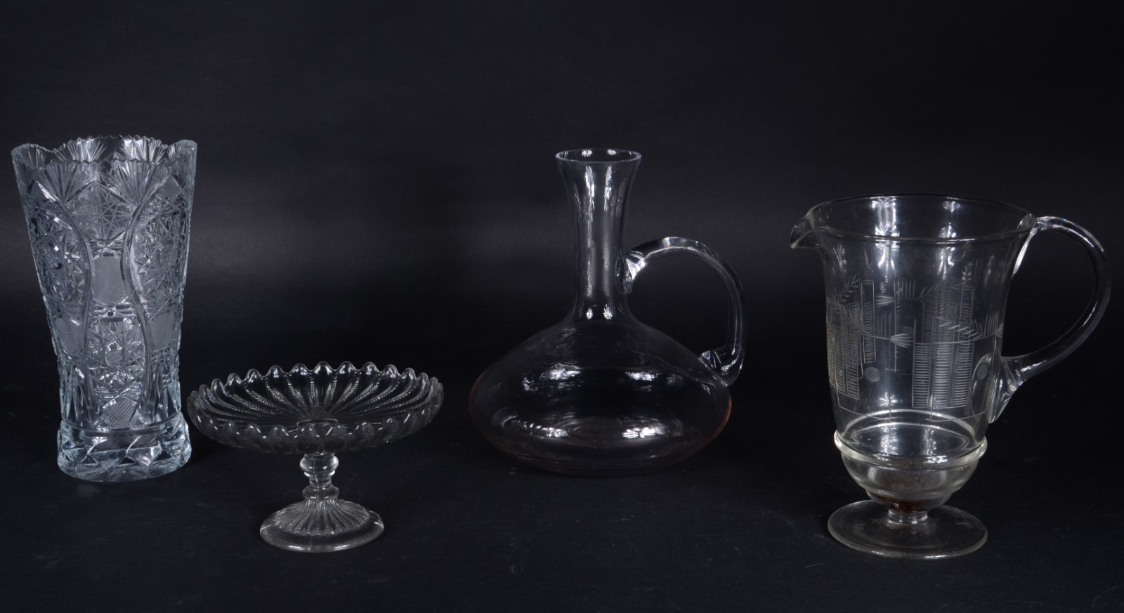 Quatro peças diversas de vidro, sendo: jarra, decanteur, vaso e... - foto 1 de 11