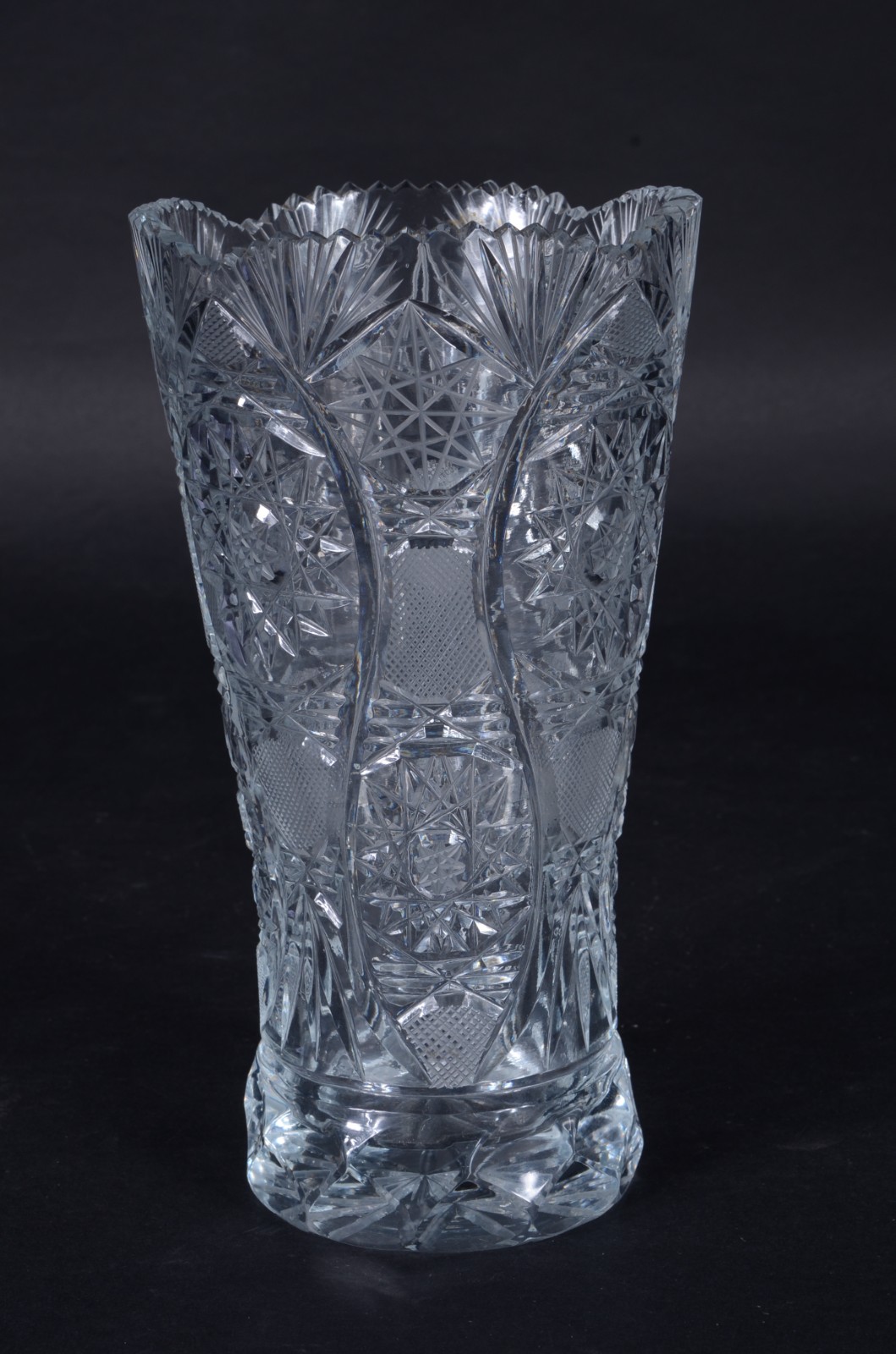 Quatro peças diversas de vidro, sendo: jarra, decanteur, vaso e... - foto 2 de 11