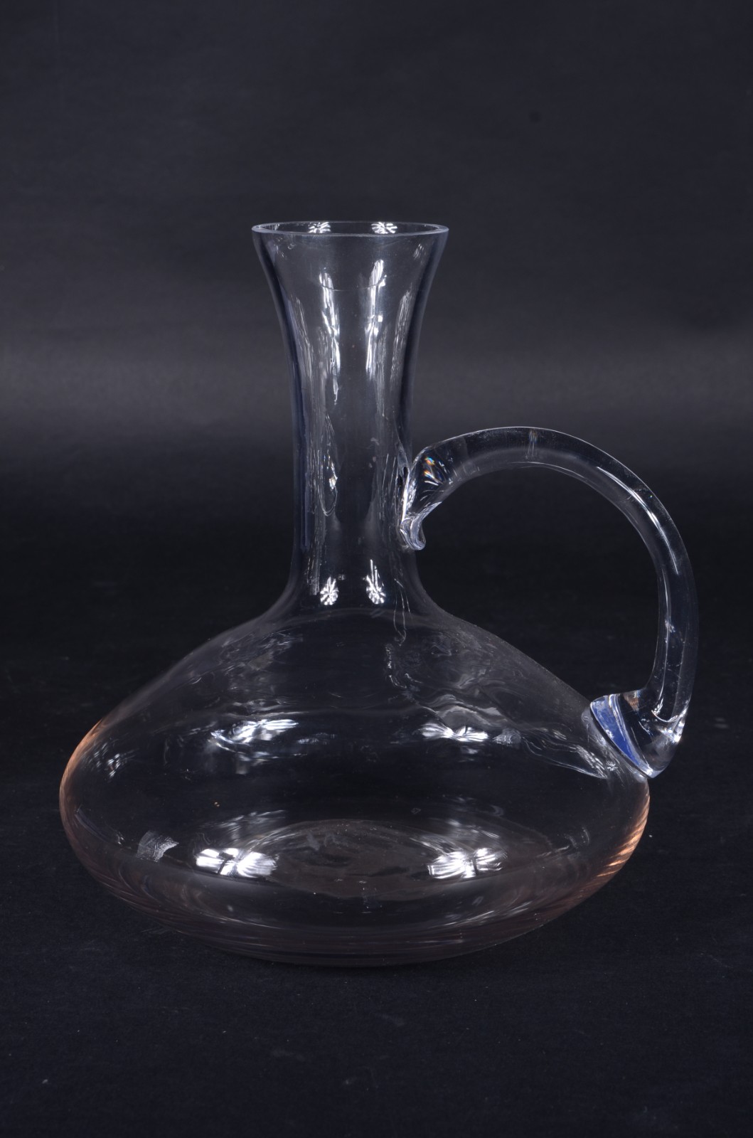 Quatro peças diversas de vidro, sendo: jarra, decanteur, vaso e... - foto 3 de 11