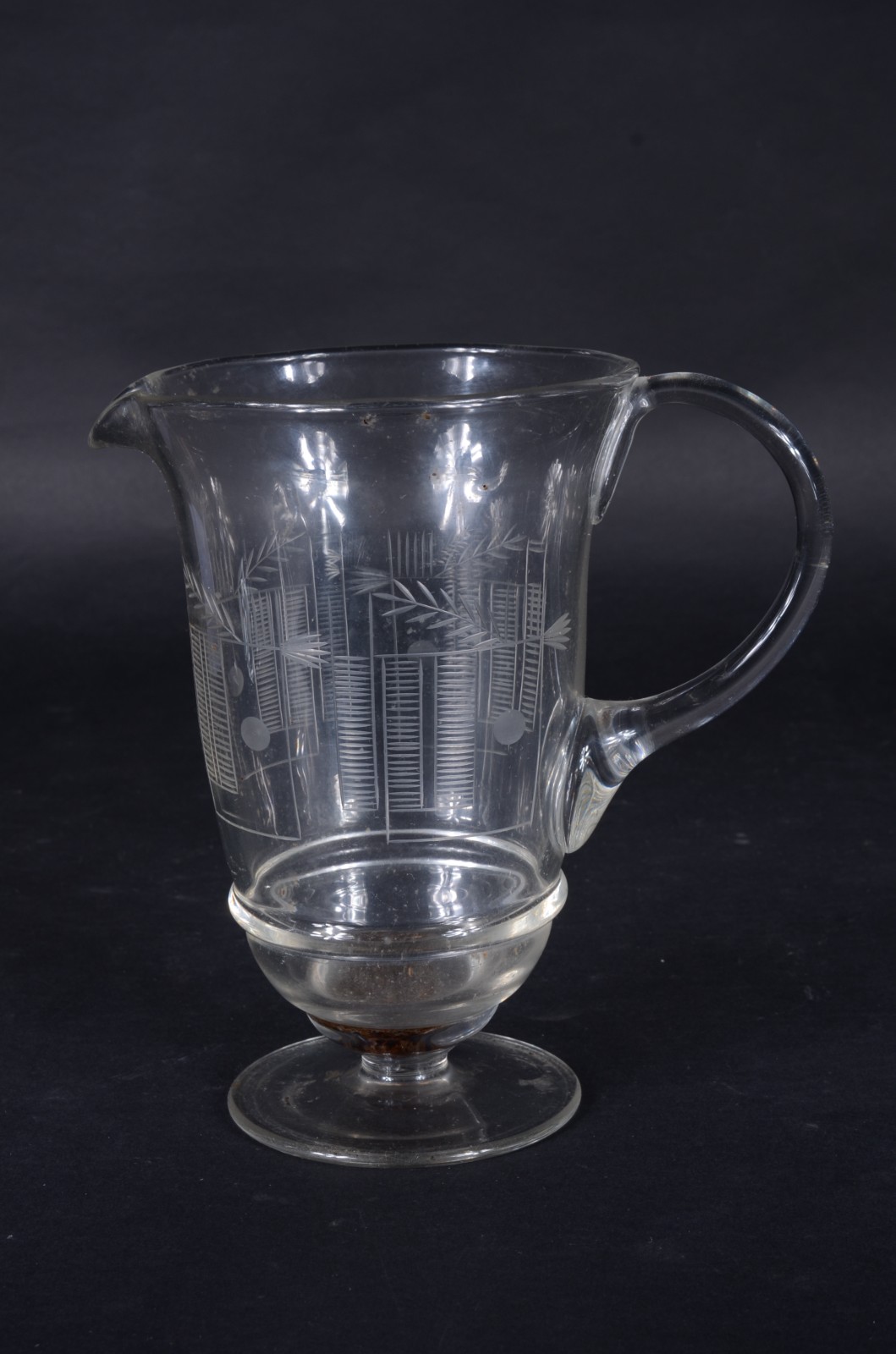 Quatro peças diversas de vidro, sendo: jarra, decanteur, vaso e... - foto 4 de 11
