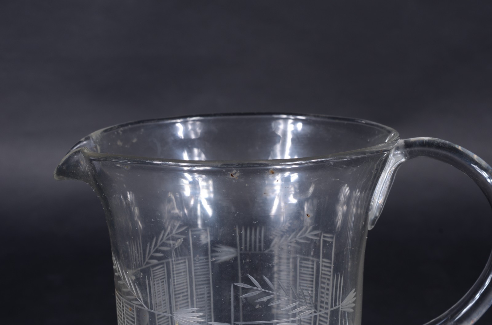 Quatro peças diversas de vidro, sendo: jarra, decanteur, vaso e... - foto 6 de 11