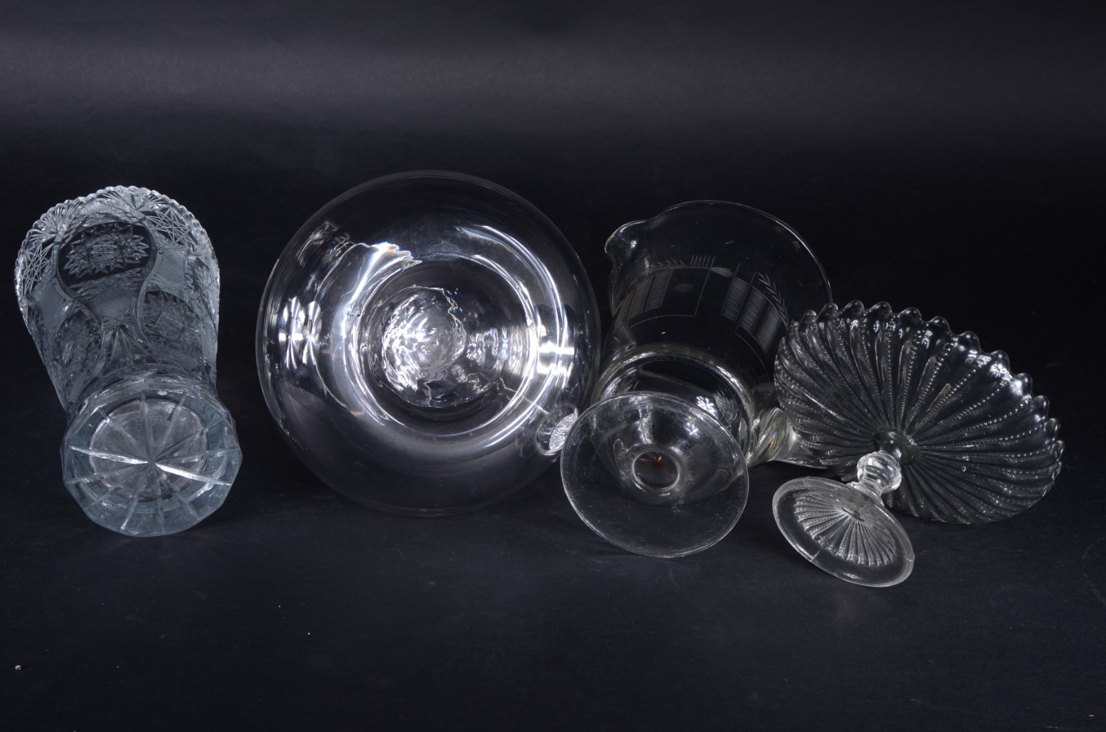 Quatro peças diversas de vidro, sendo: jarra, decanteur, vaso e... - foto 9 de 11