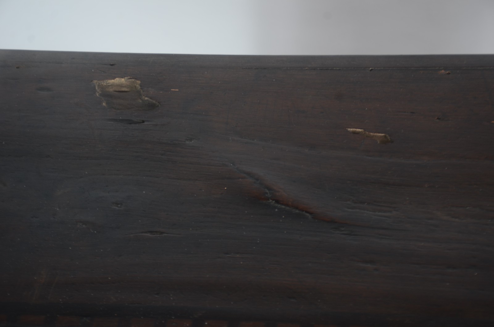 Mesa de madeira nobre, tampo retangular, uma gaveta e pernas retas... - foto 7 de 11