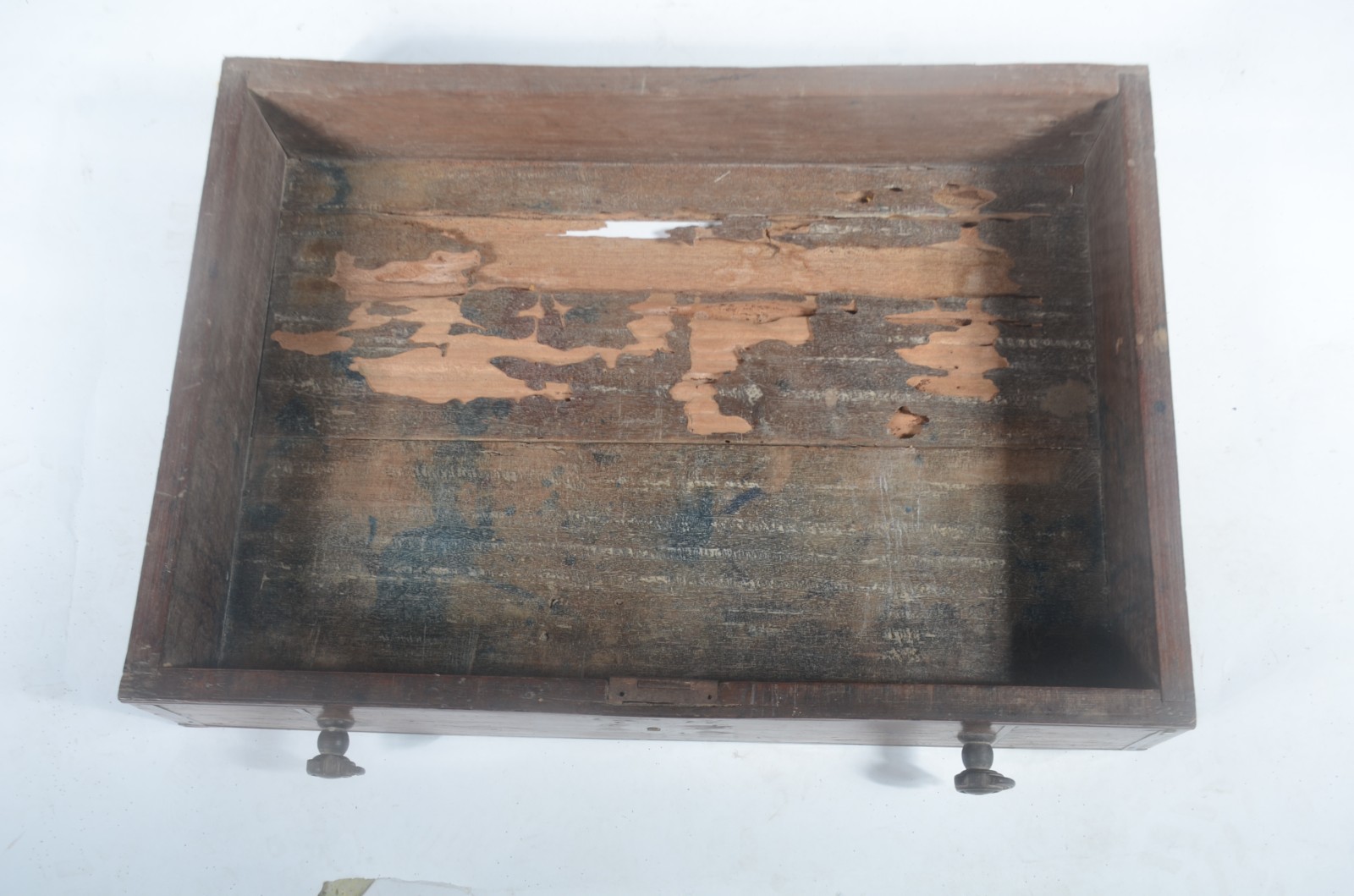 Mesa de madeira nobre, tampo retangular, uma gaveta e pernas retas... - foto 5 de 11