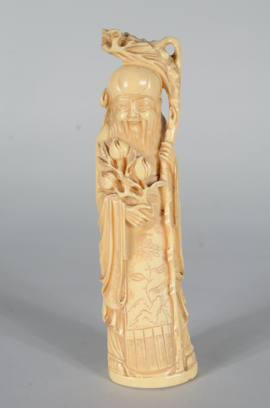 Escultura de marfim representando sábio com cajado e frutos. - foto 1 de 6
