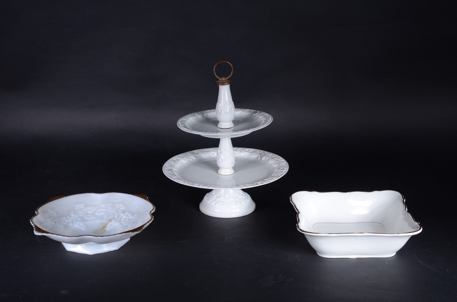 Três peças diversas, sendo: fruteira de porcelana Saler; bowl... - foto 1 de 9