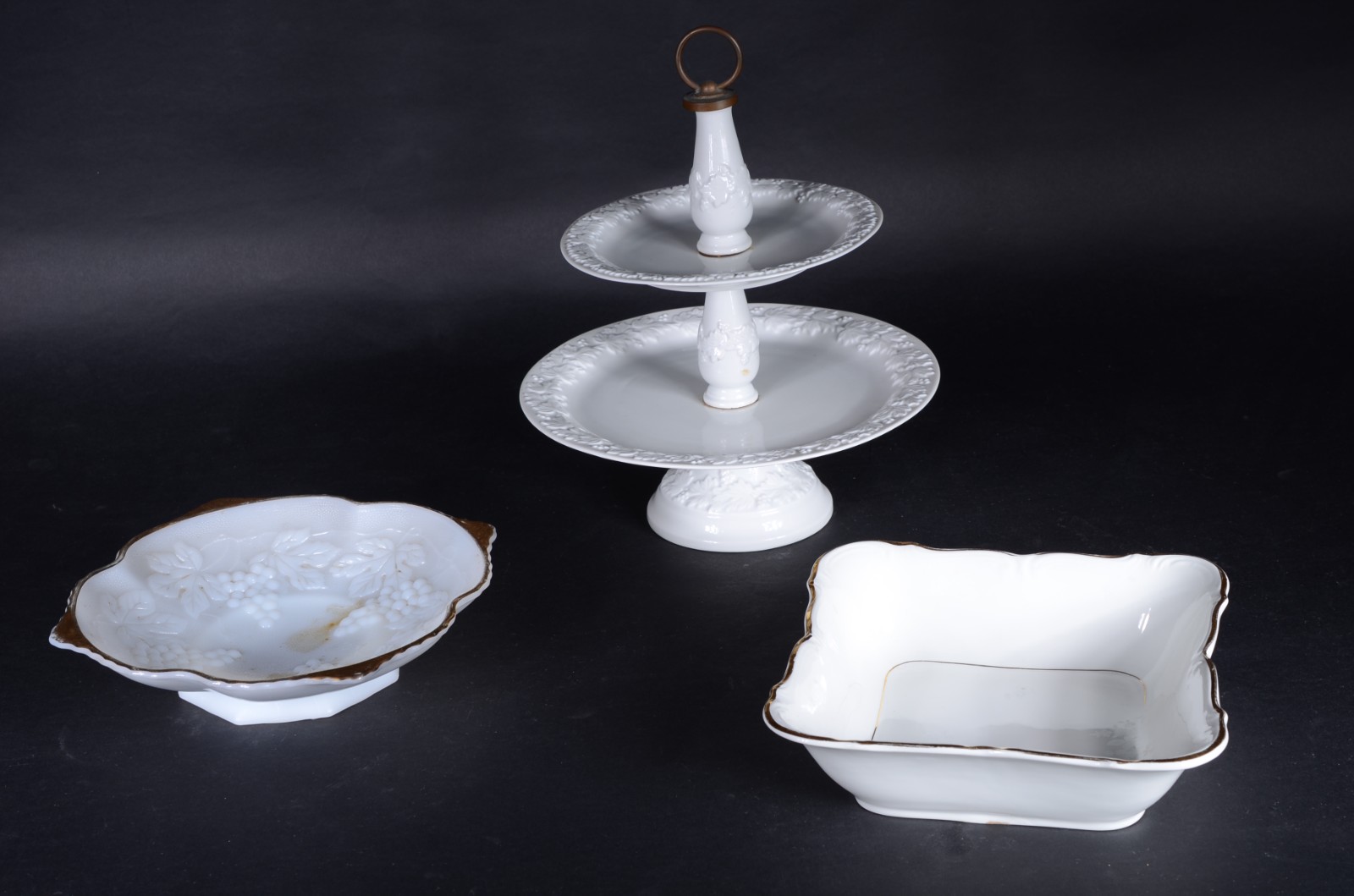 Três peças diversas, sendo: fruteira de porcelana Saler; bowl... - foto 2 de 9