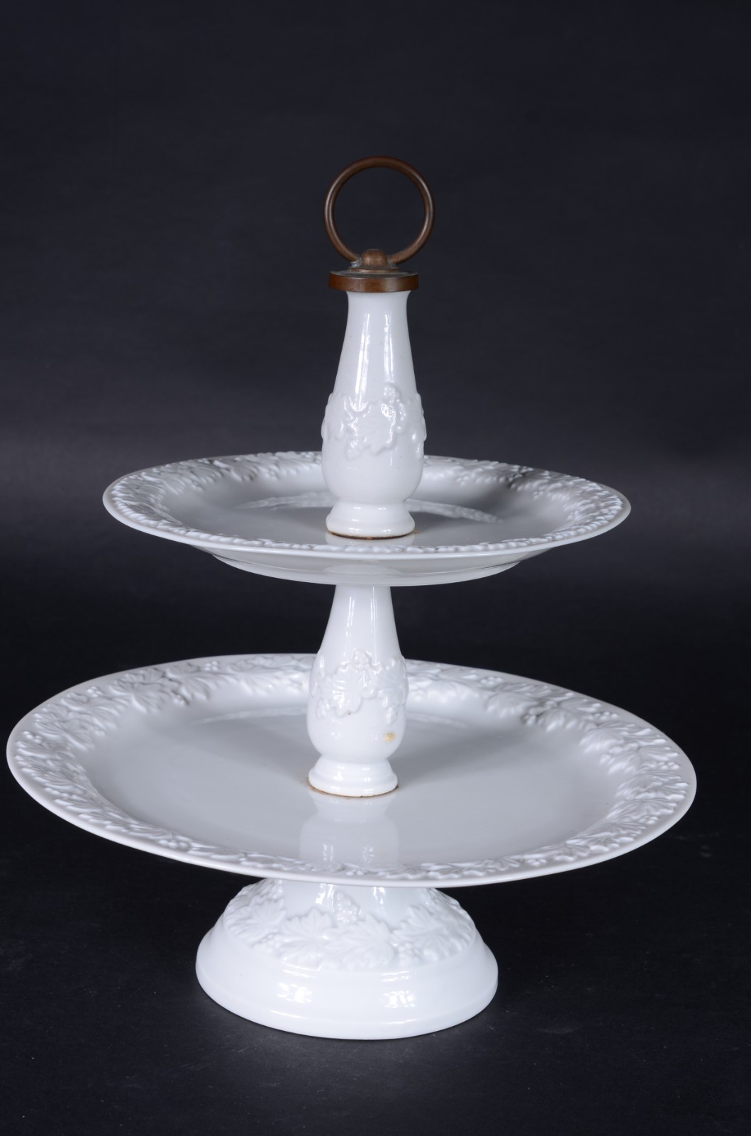 Três peças diversas, sendo: fruteira de porcelana Saler; bowl... - foto 3 de 9