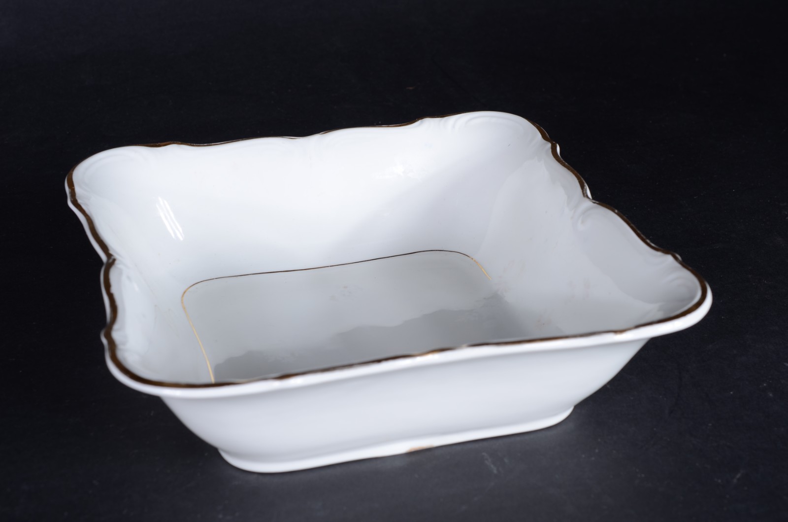 Três peças diversas, sendo: fruteira de porcelana Saler; bowl... - foto 4 de 9