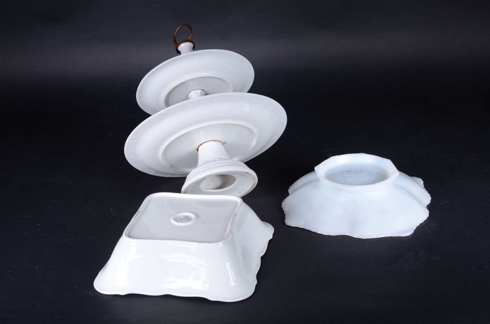 Três peças diversas, sendo: fruteira de porcelana Saler; bowl... - foto 5 de 9