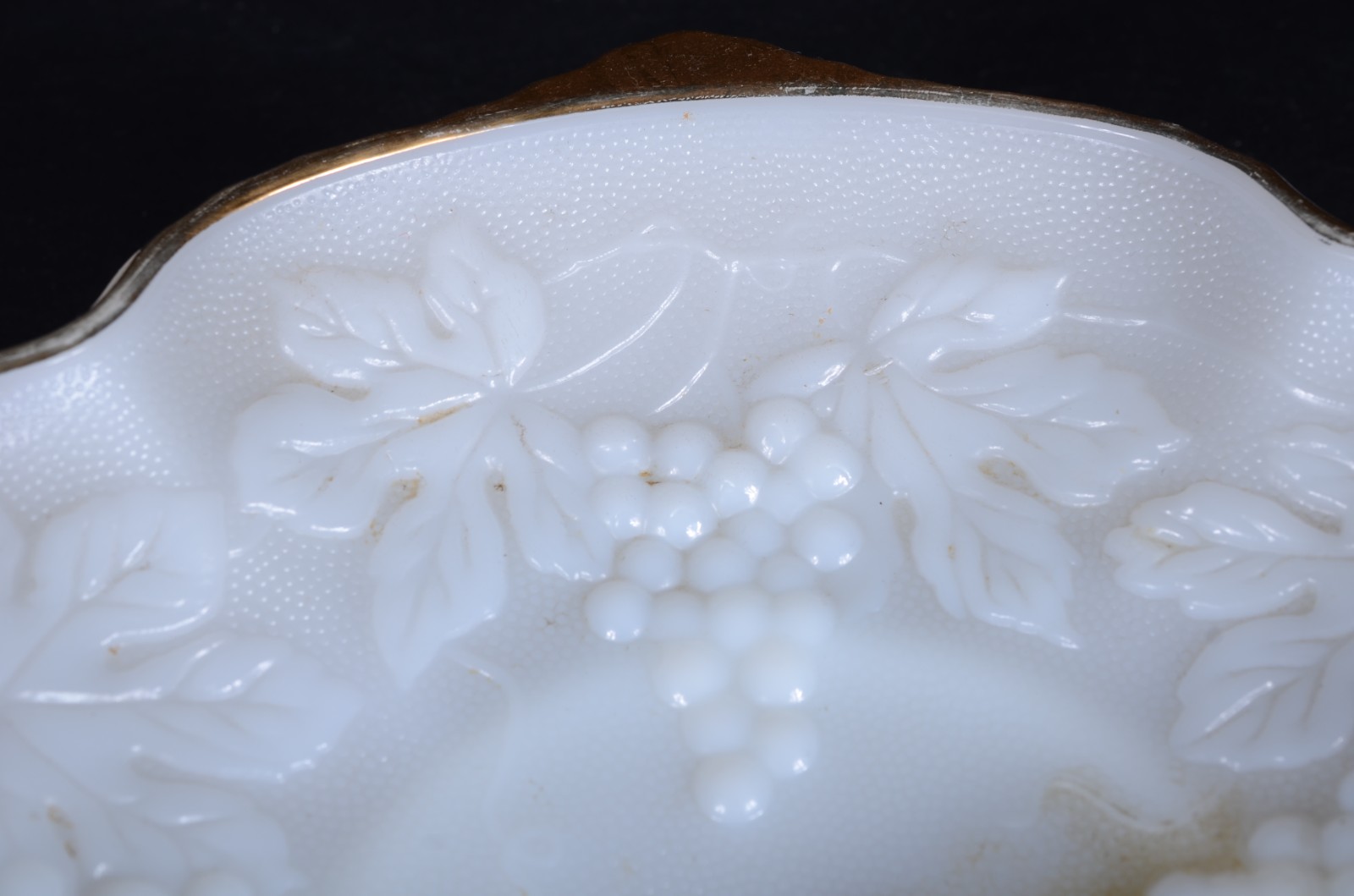 Três peças diversas, sendo: fruteira de porcelana Saler; bowl... - foto 6 de 9