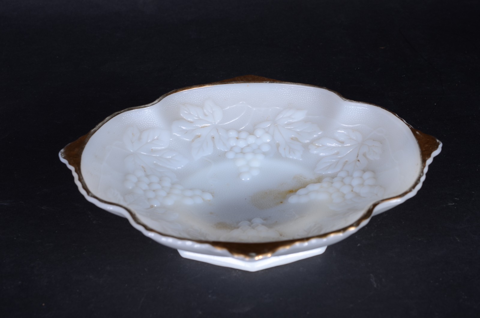 Três peças diversas, sendo: fruteira de porcelana Saler; bowl... - foto 8 de 9