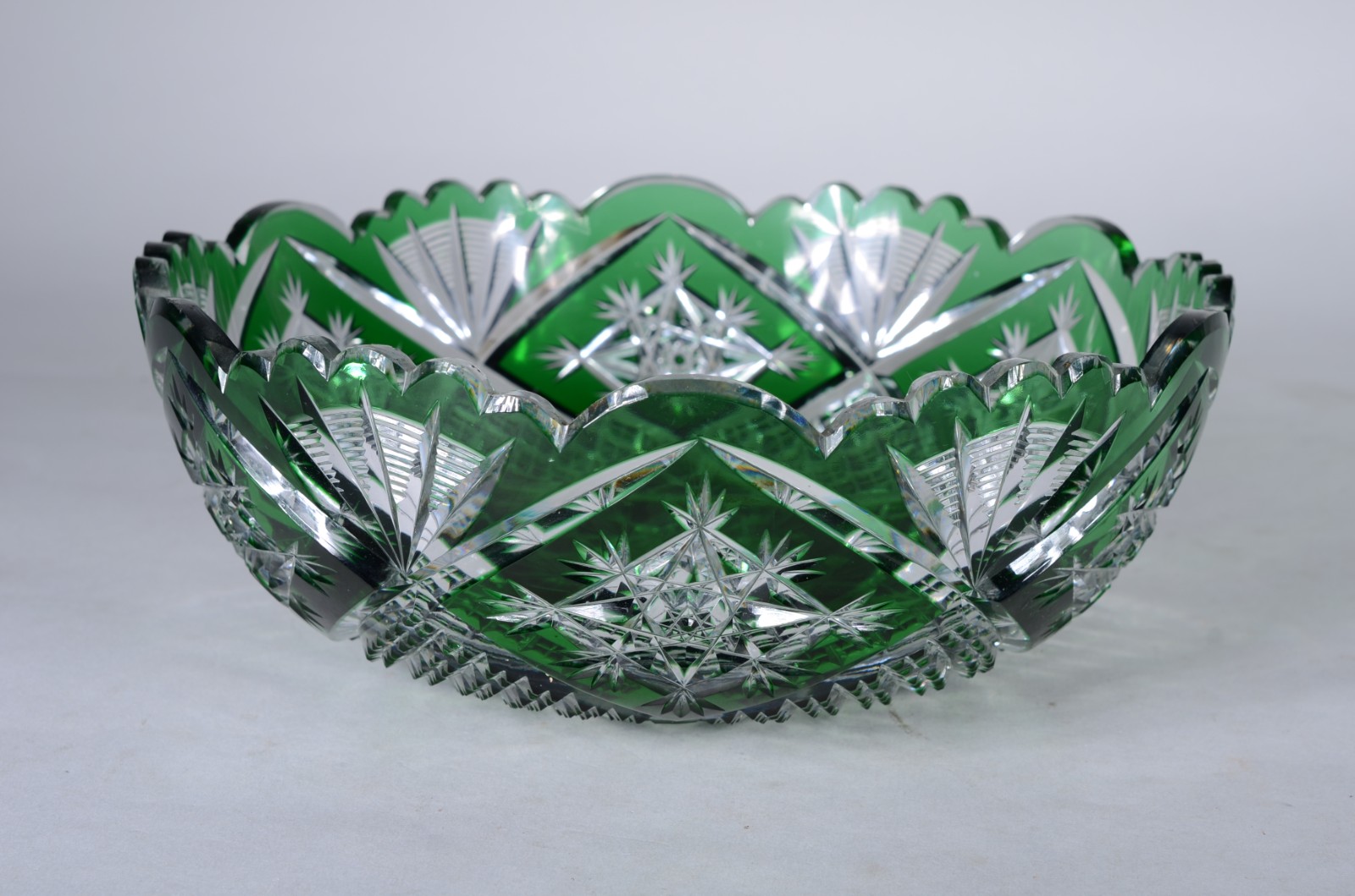 Bowl de cristal doublé verde lapidado. Borda com mínimos bicados. - foto 1 de 6