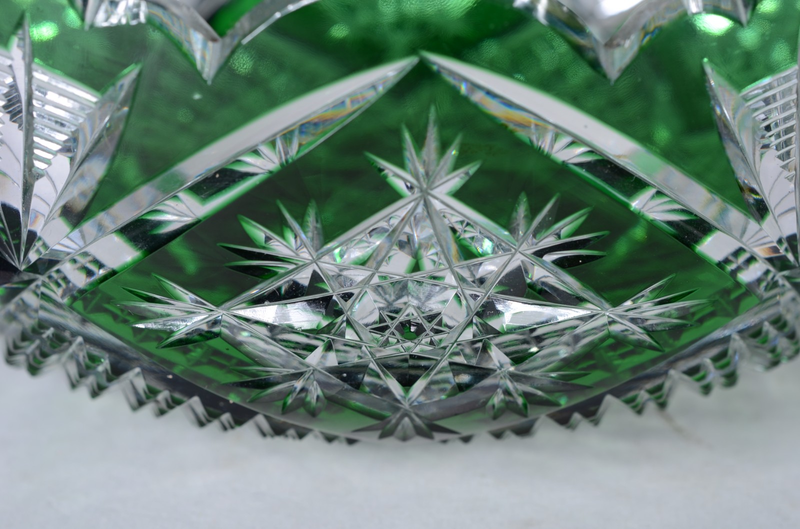Bowl de cristal doublé verde lapidado. Borda com mínimos bicados. - foto 4 de 6
