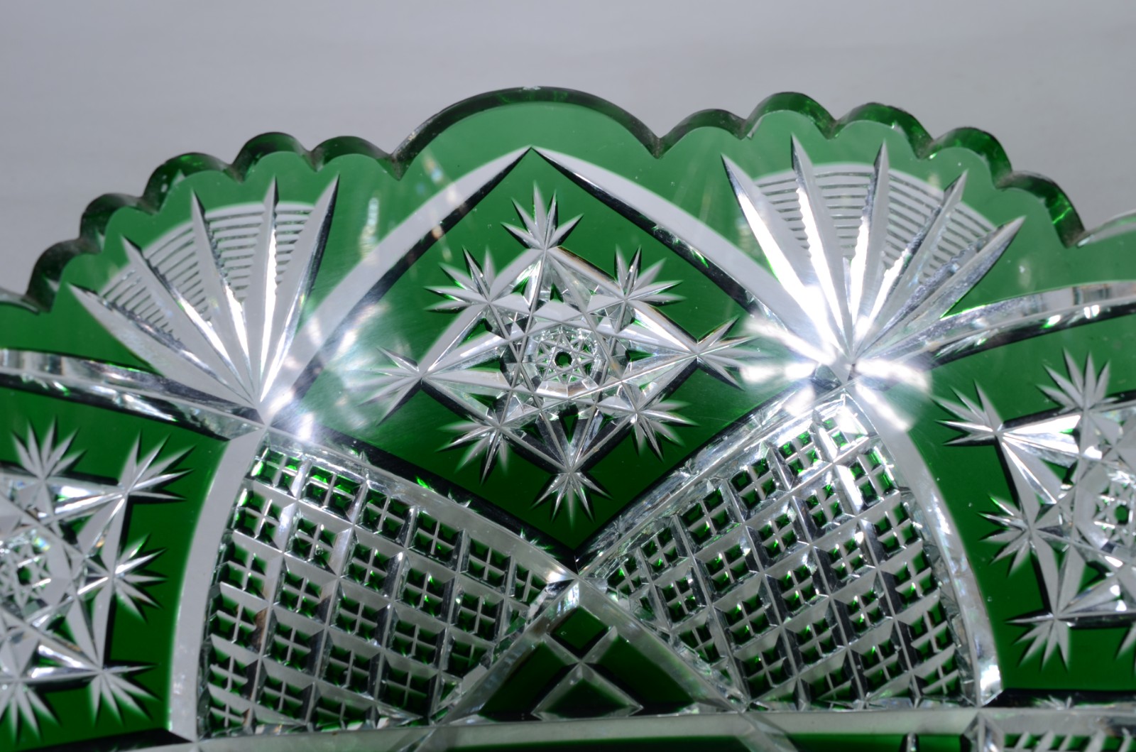 Bowl de cristal doublé verde lapidado. Borda com mínimos bicados. - foto 5 de 6
