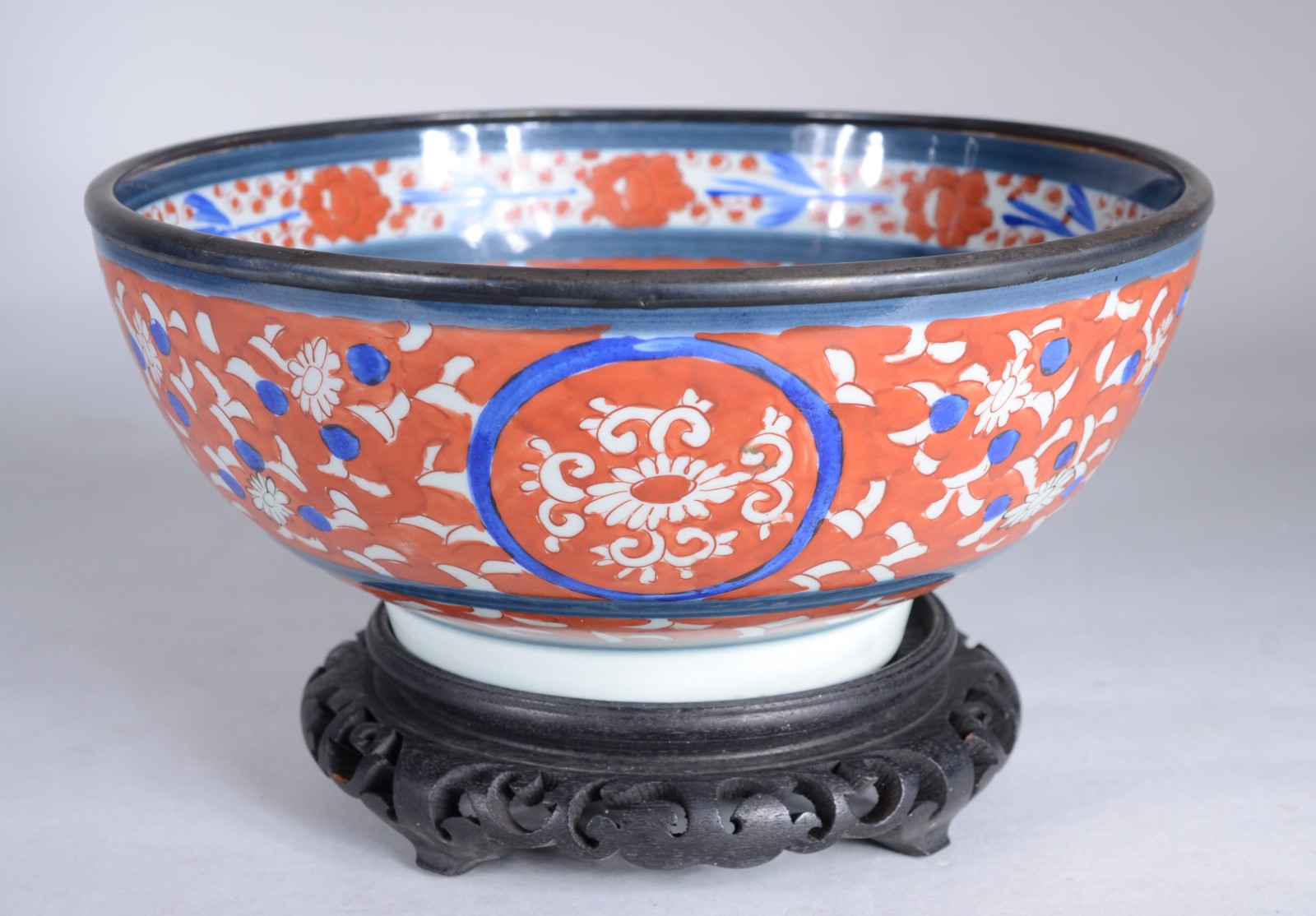 Bowl de porcelana oriental ao gosto Imari, base de madeira. - foto 1 de 6