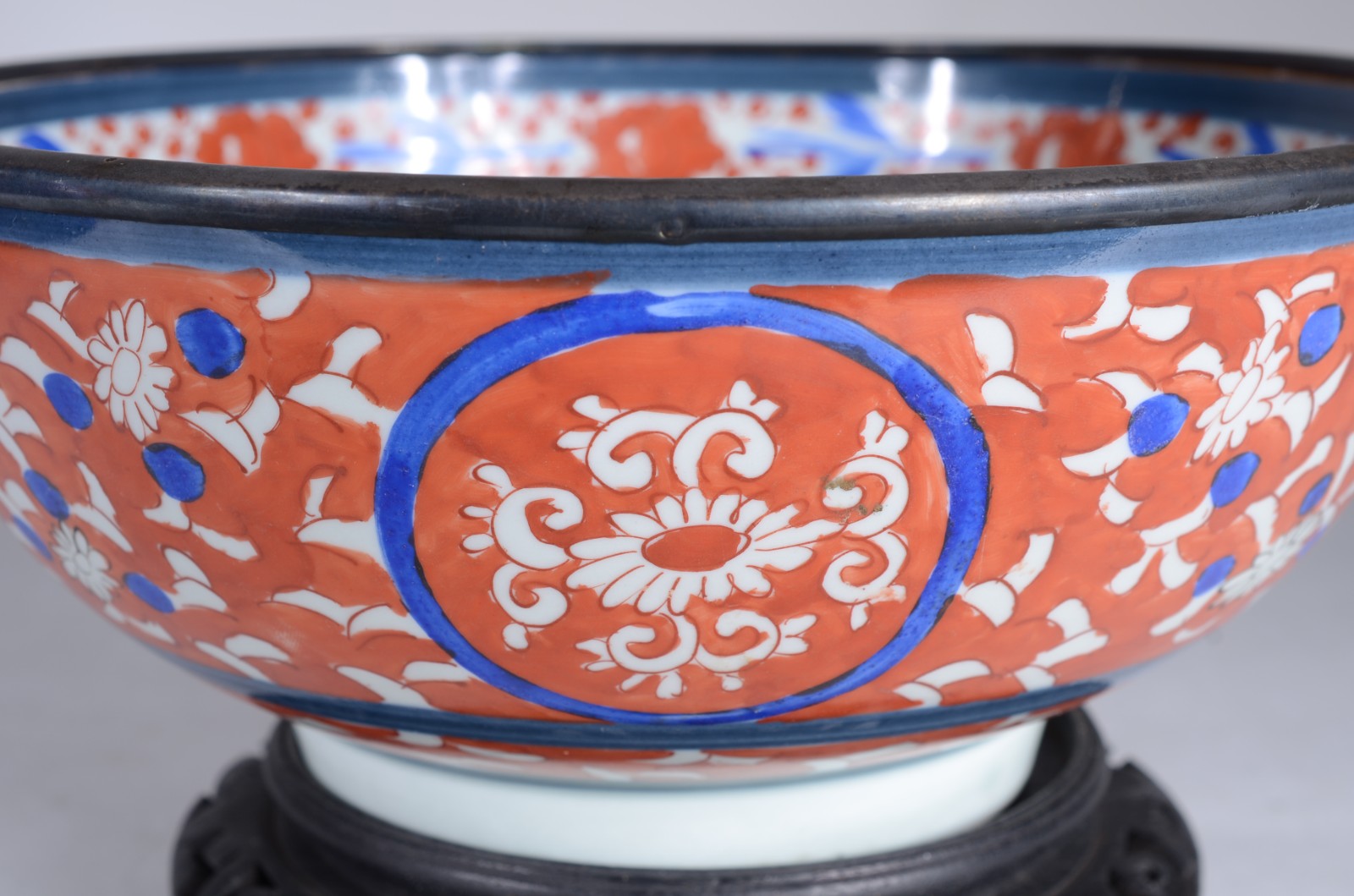 Bowl de porcelana oriental ao gosto Imari, base de madeira. - foto 2 de 6