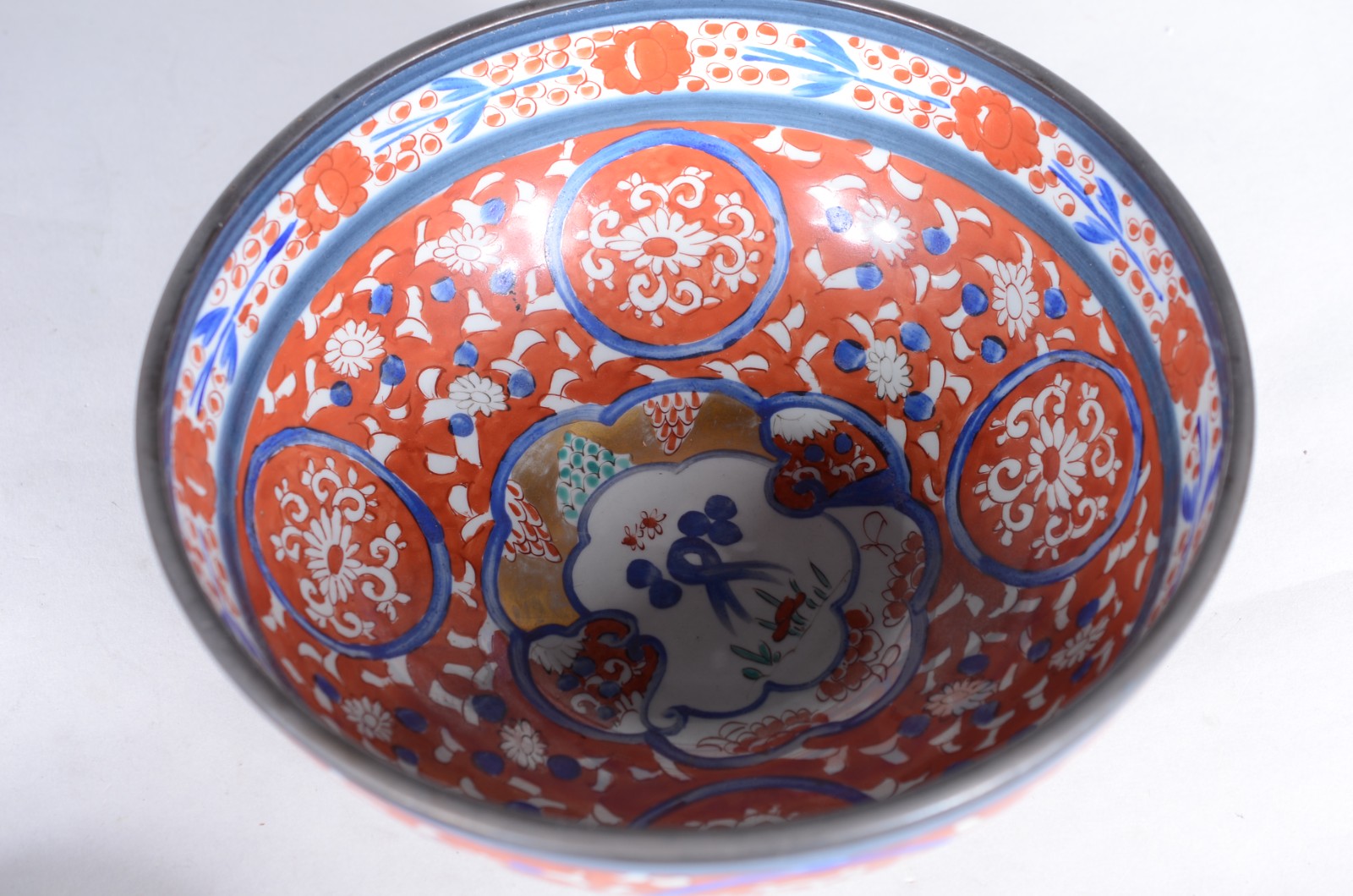Bowl de porcelana oriental ao gosto Imari, base de madeira. - foto 3 de 6