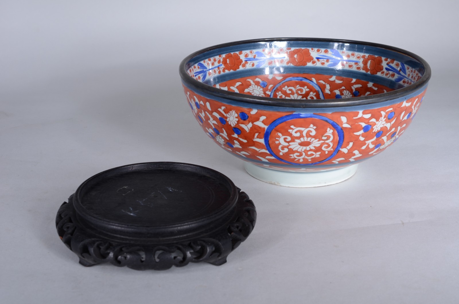 Bowl de porcelana oriental ao gosto Imari, base de madeira. - foto 4 de 6