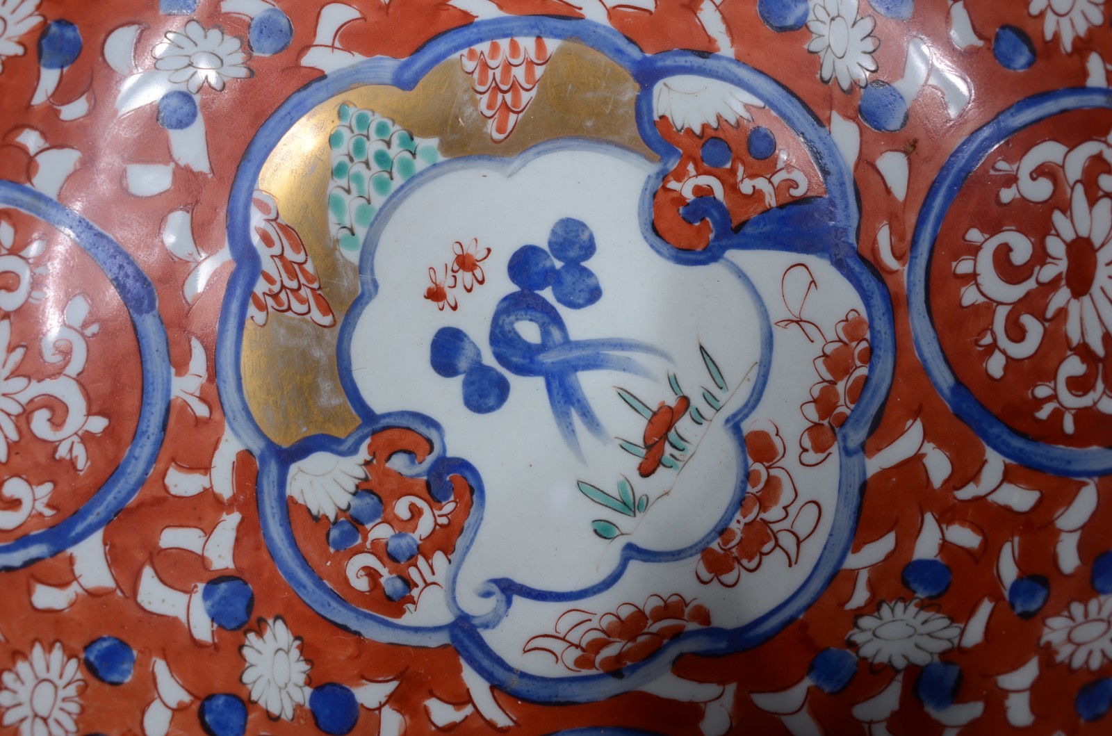 Bowl de porcelana oriental ao gosto Imari, base de madeira. - foto 5 de 6